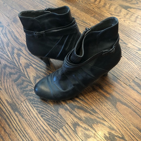 Black leather booties - Picture 1 of 1
